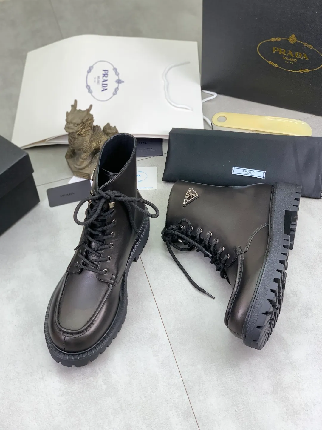 Men's shoes 💰P800 new style 💰 high-top boots 💎💎💎 water-dyed cow lining original order quality PRADA —🆘.Prada original order purchasing, high-end business leather shoes, fabric: imported from Italy calfskin ➕ water-dyed cow lining / cowhide lining ➕ special original foam outsole, fine workmanship, real thing ^_^ Photographed 🎬size: 39-45